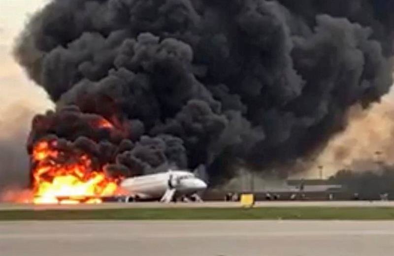Un Sukhoi Superjet 100 de la aerolínea rusa Aeroflot quemando en el aeropuerto de Moscú Sheremetyevo