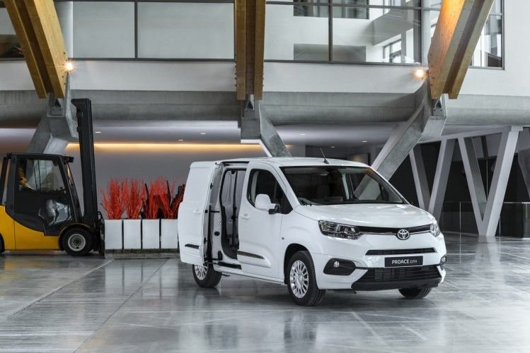Esta es la nueva furgoneta que PSA Vigo va a fabricar para Toyota este año. La venta de vehículos comerciales ligeros resiste con un aumento de las matriculaciones de un 5 por ciento.