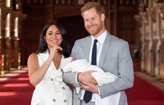 El príncipe Enrique y Meghan, duquesa de Sussex, posan junto a su hijo recién nacido en Windsor.