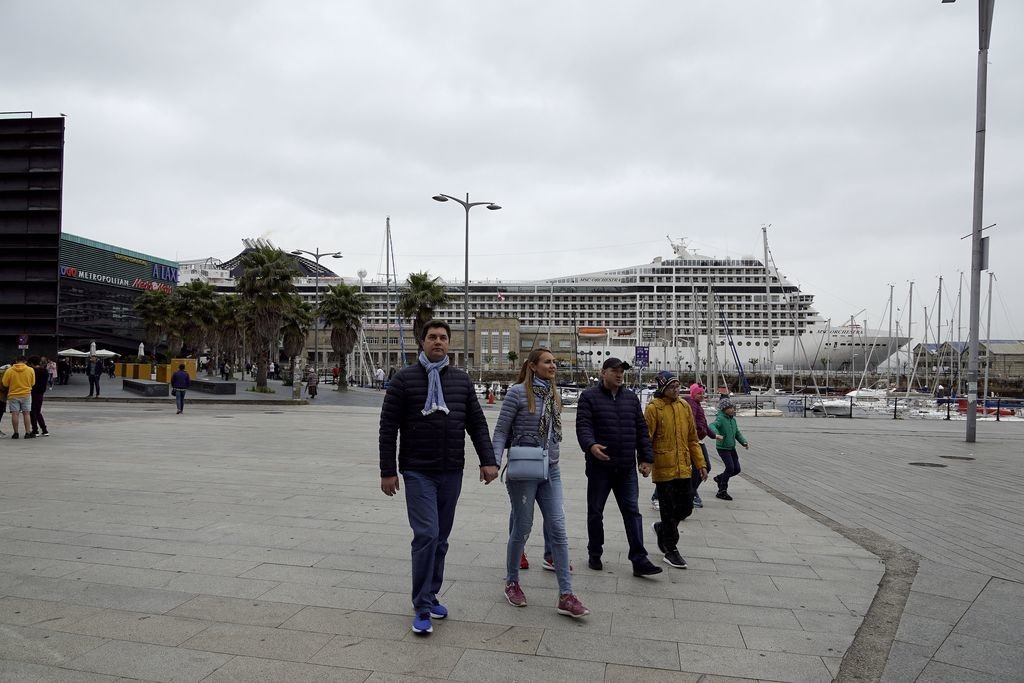 Turistas marítimos, ayer desembarcando en Vigo.
