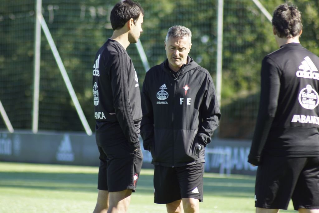Escribá  habla con Borja Oubiña durante el entrenamiento de ayer.
