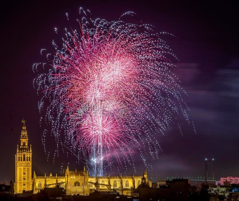 Tradicional espectáculo de fuegos artificiales con el que ha concluido a medianoche la Feria de Abril de Sevilla