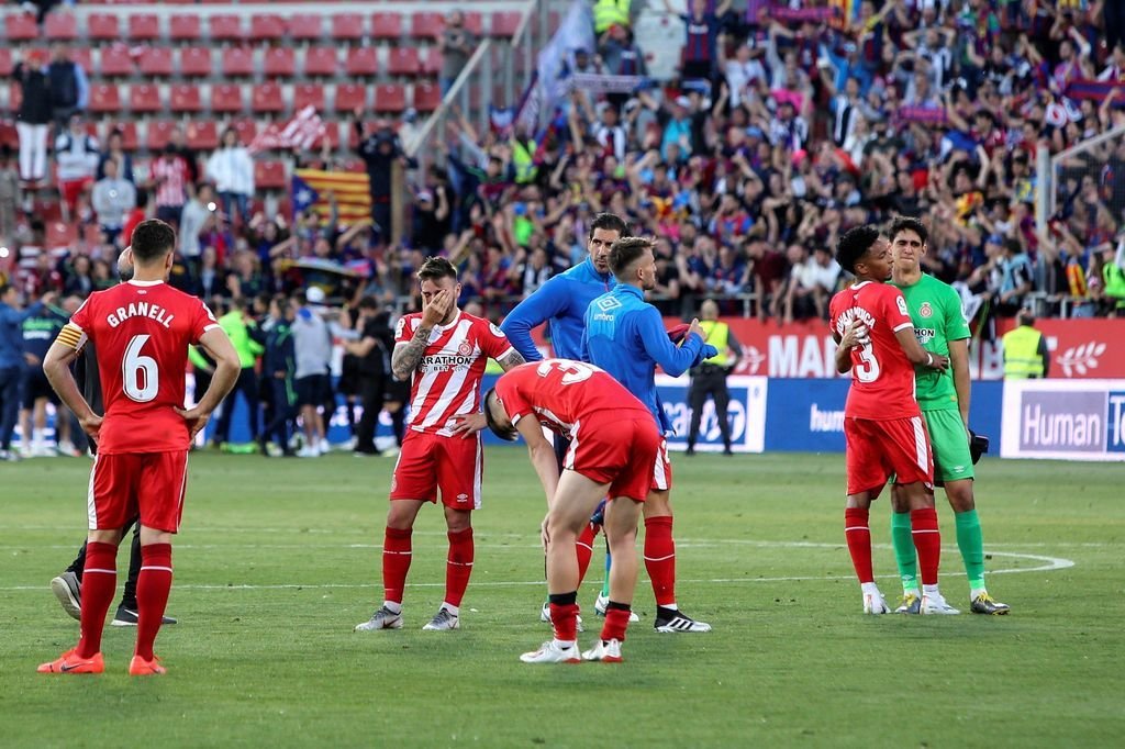 Los jugadores del Girona lamentan la derrota de ayer en Motilivi, que los deja muy cerca del descenso.