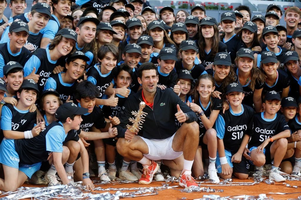 Djokovic, con los recogepelotas.