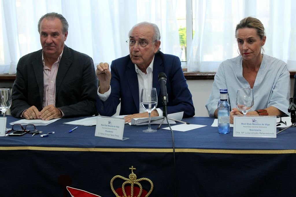 El presidente del Náutico, Rafael Tapias (centro), se explica en la asamblea de ayer.