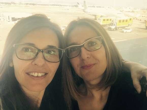 Mercedes Gómez y Vanesa Faro, dos de las enfermeras que tomaron el avión para realizar los dos exámenes.