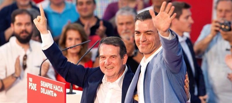 El presidente del Gobierno en funciones, Pedro Sánchez (d), acompañado por el candidato a la alcaldía de Vigo Abel Caballero (i)