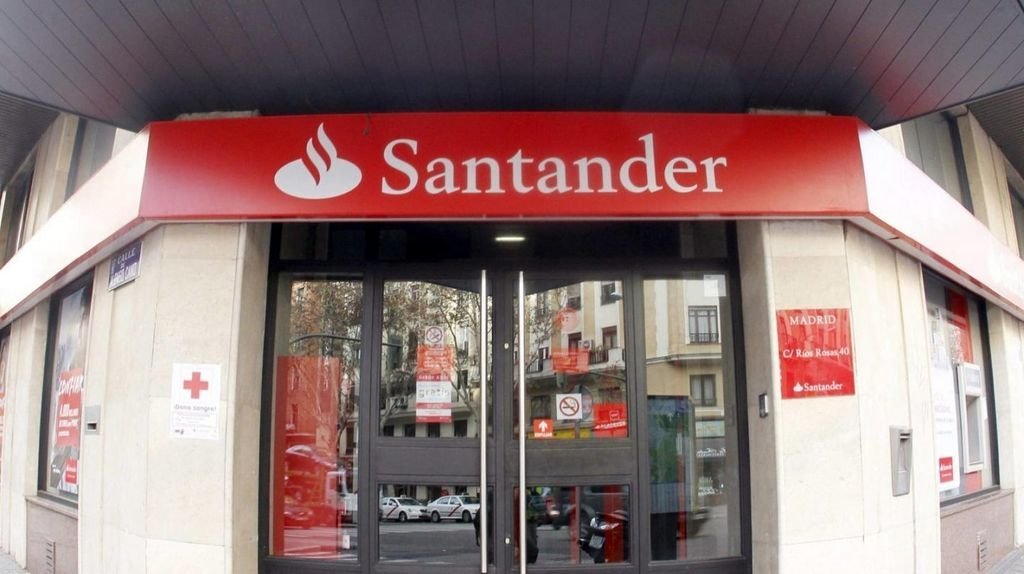 Entrada principal a una de las oficinas con las que el Banco de Santander cuenta en Madrid.