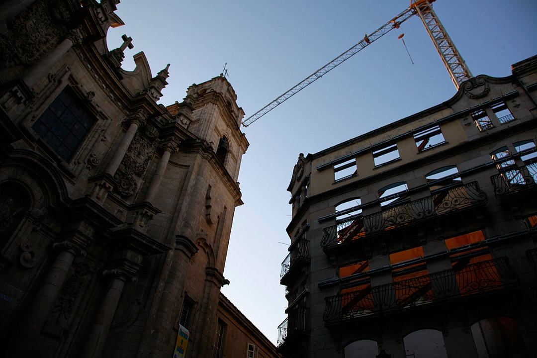 Edificio en rehabilitación en el casco histórico de Ourense, en la Plaza de Santa Eufemia.