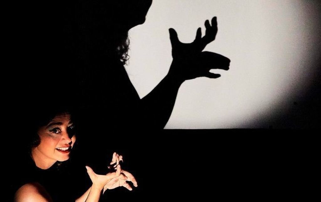 La argentina Valeria Guglietti con su espectáculo de sombras.