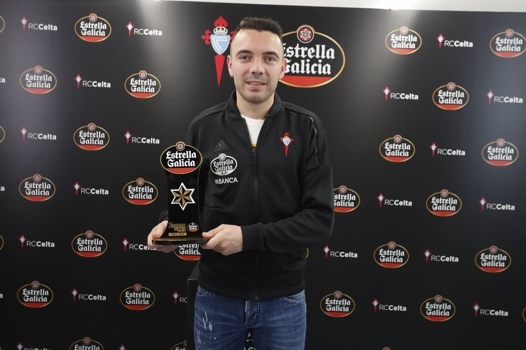 Iago Aspas posa con el Premio Estrella Galicia, que recibió ayer en las instalaciones de A Madroa.