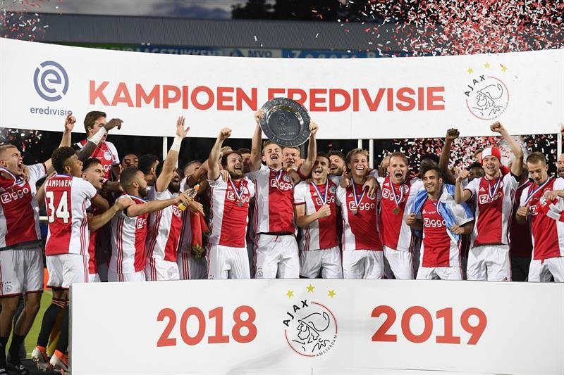Jugadores de Ajax Amsterdam celebran su victoria el Eredivisie holandés