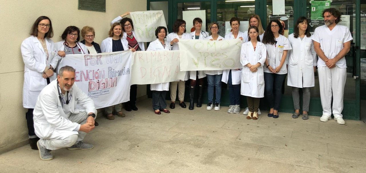 Centros de salud de toda Galicia se concentran en apoyo a la huelga de Vigo.