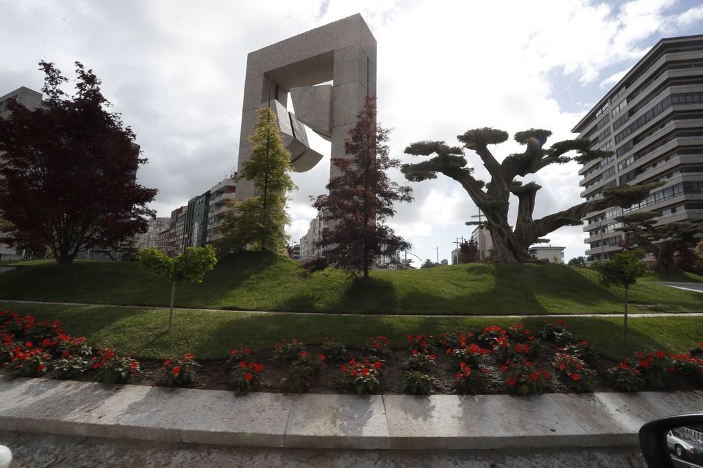 La nueva Plaza de América con flores y árboles y la pérgola de la Plaza del Emigrante.