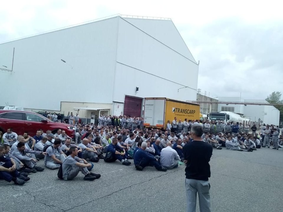 Sentada de protesta de algunos trabajadores de PSA Vigo, que abandonaron sus puestos en un hecho histórico en los 60 años de la fábrica automovilística.