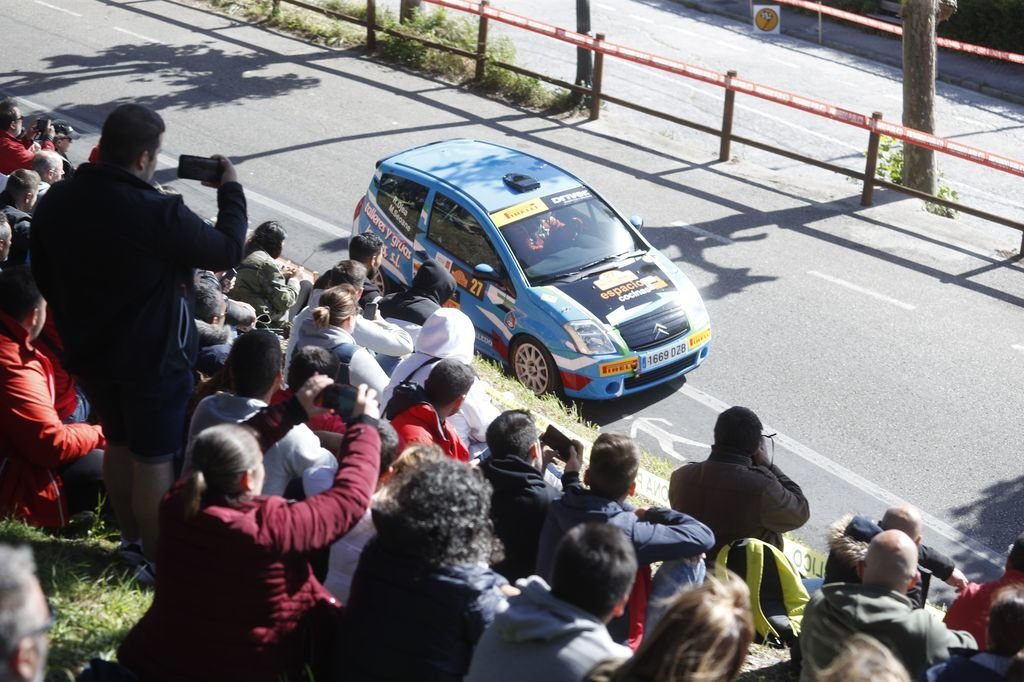 Los aficionados observan la trayectoria del coche de Rubén Ojea, un Citroën C2.