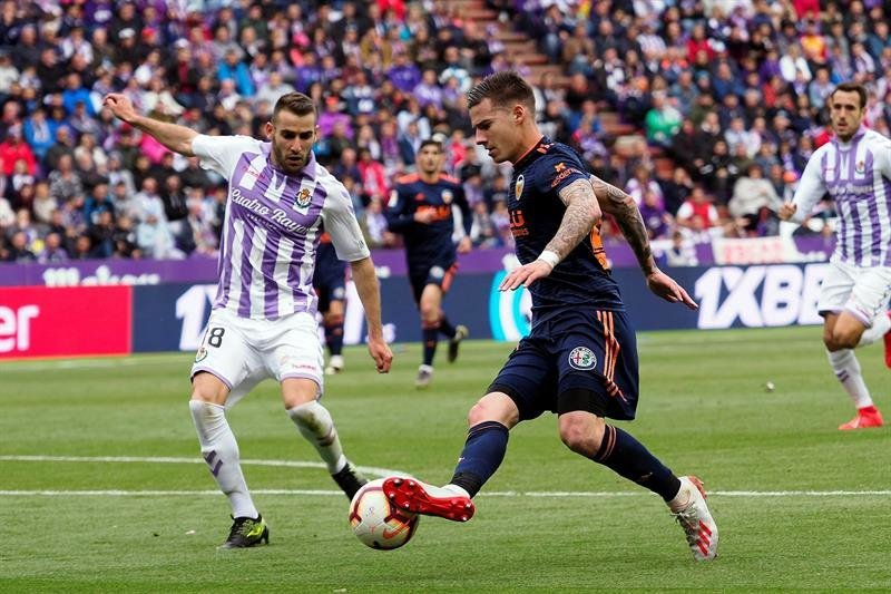 El defensa del Valladolid, Antonio Jesús Regal (i), disputa un balón ante el delantero del Valencia Santi Mina