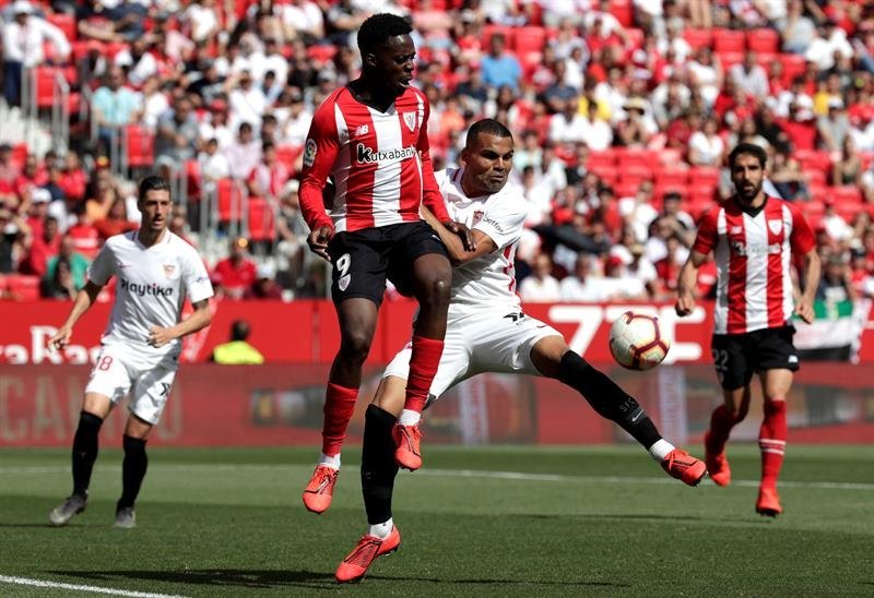 El defensa argentino del Sevilla Gabriel Mercado (d), y el delantero del Athletic Club de Bilbao, Iñaki Williams