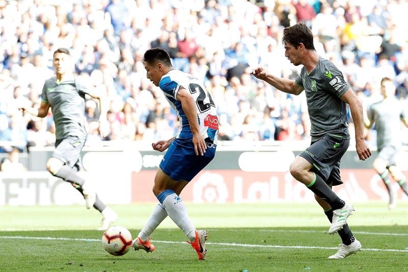 El delantero chino del Espanyol Wu Lei (i) consigue el segundo gol de su equipo ante la Real Sociedad