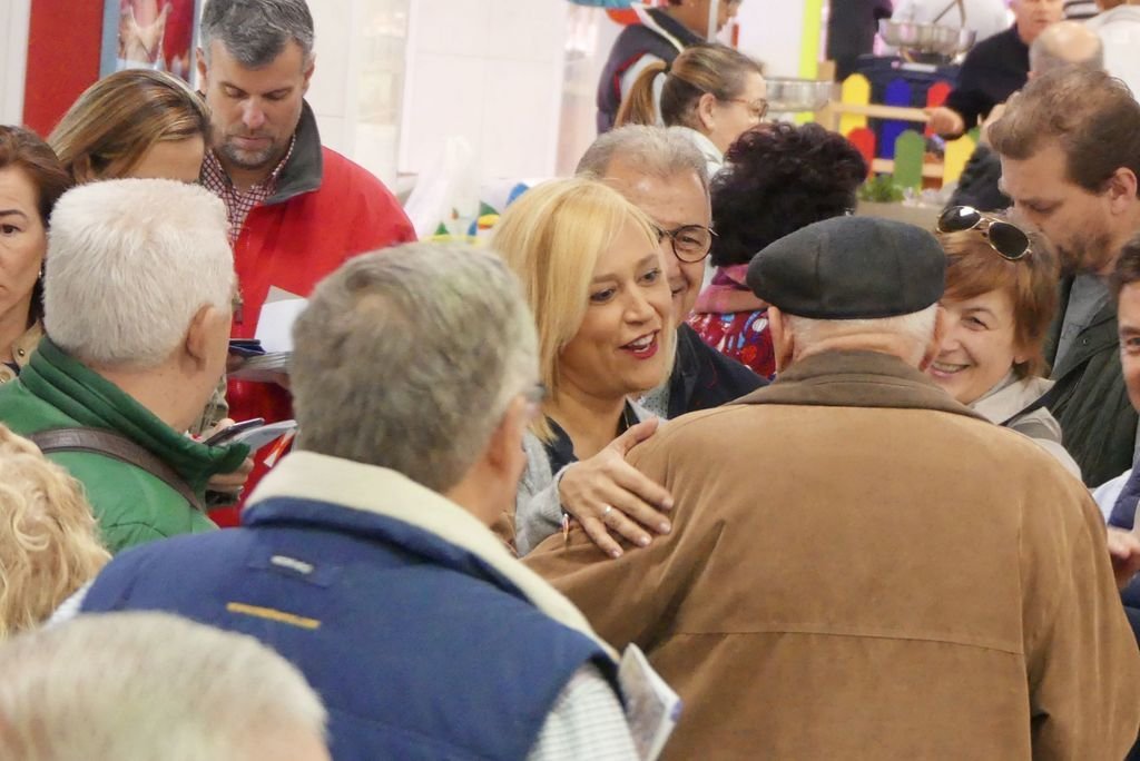 Elena Muñoz, candidata del PP, durante su visita por la mañana al mercado del Calvario.