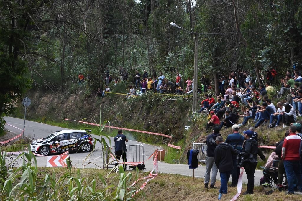 Víctor Senra gestiona una curva en uno de los tramos del Rías Baixas ante la mirada de los espectadores que, un año más, acudieron a los distintos                                          tramos del evento.