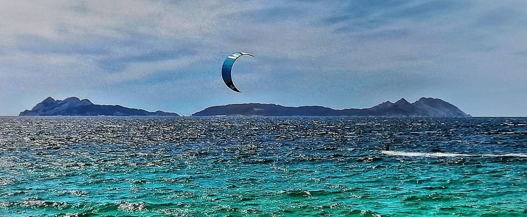 El viento favorece en Samil la práctica del kitesurf // Vicente Alonso