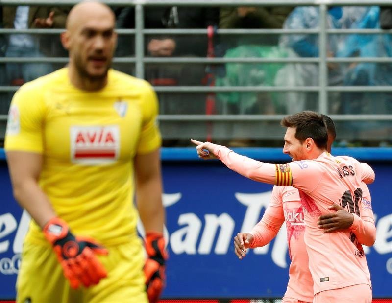 El argentino Messi celebra uno de sus dos goles de ayer.
