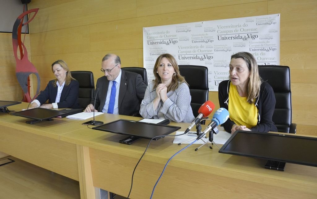 Susana Reboreda explicó las características del proyecto, con el rector y la alcaldesa de Allariz.
