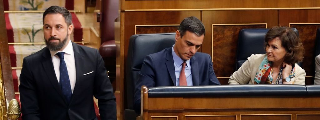 El presidente del Gobierno en funciones, Pedro Sánchez (c) la vicepresidenta en funciones, Carmen Calvo,d., y el líder de Vox, Santiago Abascal (iz)