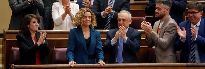 La diputada electa del PSOE por Barcelona y dirigente del PSC, Meritxell Batet (c), es aplaudida tras ser elegida este martes presidenta del Congreso