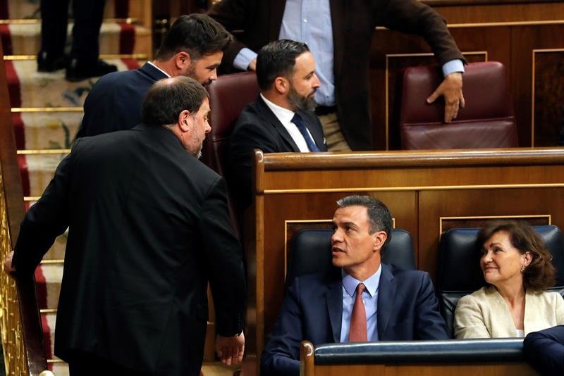 El líder de ERC, Oriol Junqueras,iz., que se encuentra en prisión provisional se dirige al presidente del Gobierno en funciones, Pedro Sánchez,d.,