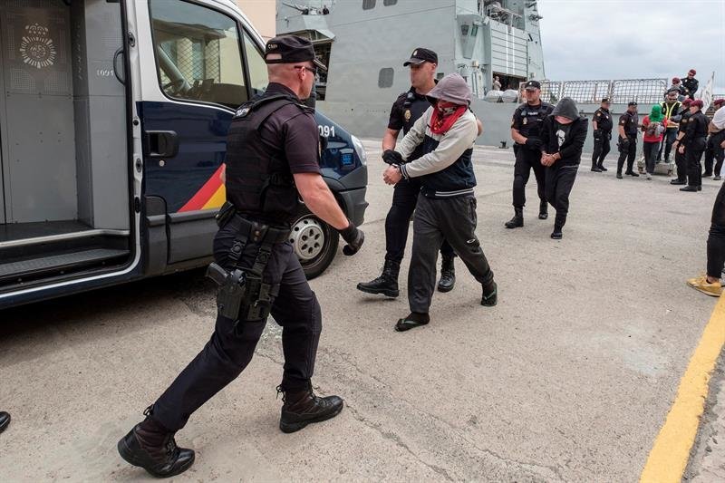 Los tripulantes de una embarcación cargada con 1.500 kilos de cocaína en aguas internacionales cercanas a Canarias
