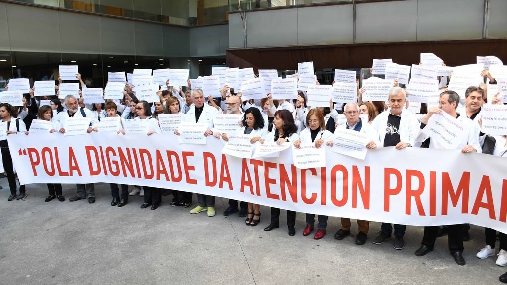Los médicos vigueses de Primaria en huelga se concentraron ayer  ante el centro de salud de Rosalía de Castro.