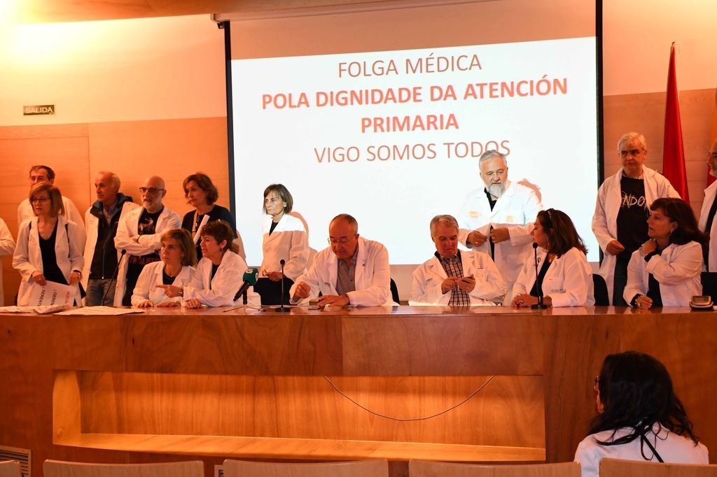 Los facultativos en huelga leyeron un manifiesto en la sede del Colegio Oficial de Médicos.