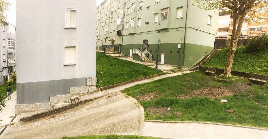 El entorno peatonal entre edificios de la calle Bueu, en Coia, presenta un estado muy deteriorado, así que el Concello de Vigo tiene ya en marcha un proyecto para acondicionar la zona.