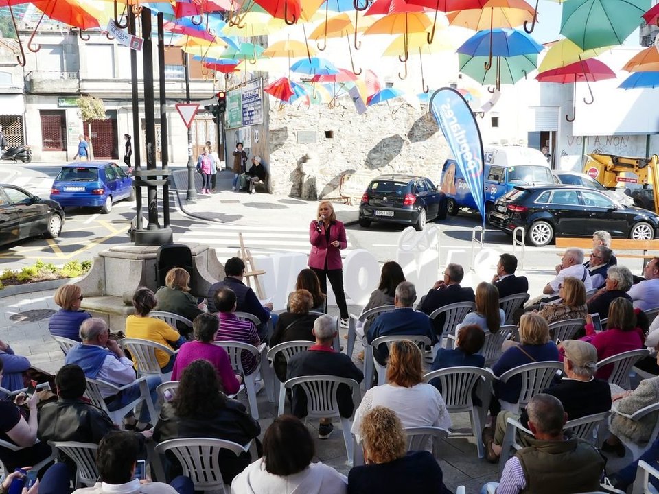 Elena Muñoz, ayer en Teis, explicando su programa para Vigo y para el barrio.
