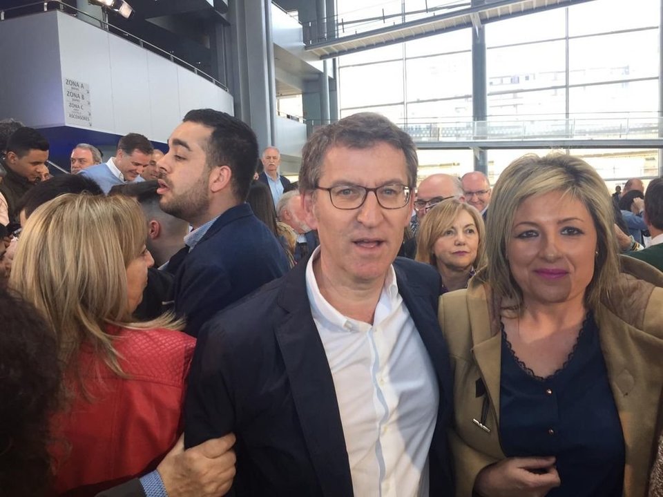 La candidata de Mondariz, Ana Corredoira, arropada por el presidente del PPdeG, Alberto Núñez Feijóo.
