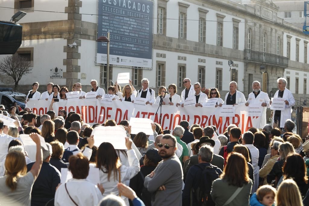 Los médicos vestidos de negro y con bata blanca se subieron al escenario para leer el manifiesto con sus reivindicaciones.