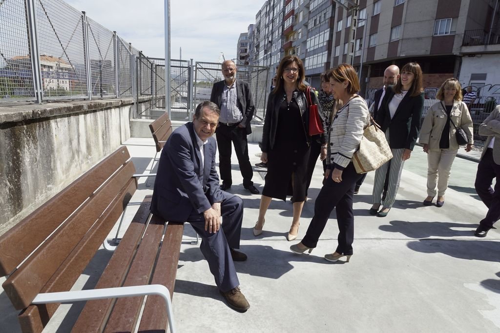 El alcalde Abel Caballero y su equipo ayer visitando la nueva Vía Verde que se construye en la zona de las vías.