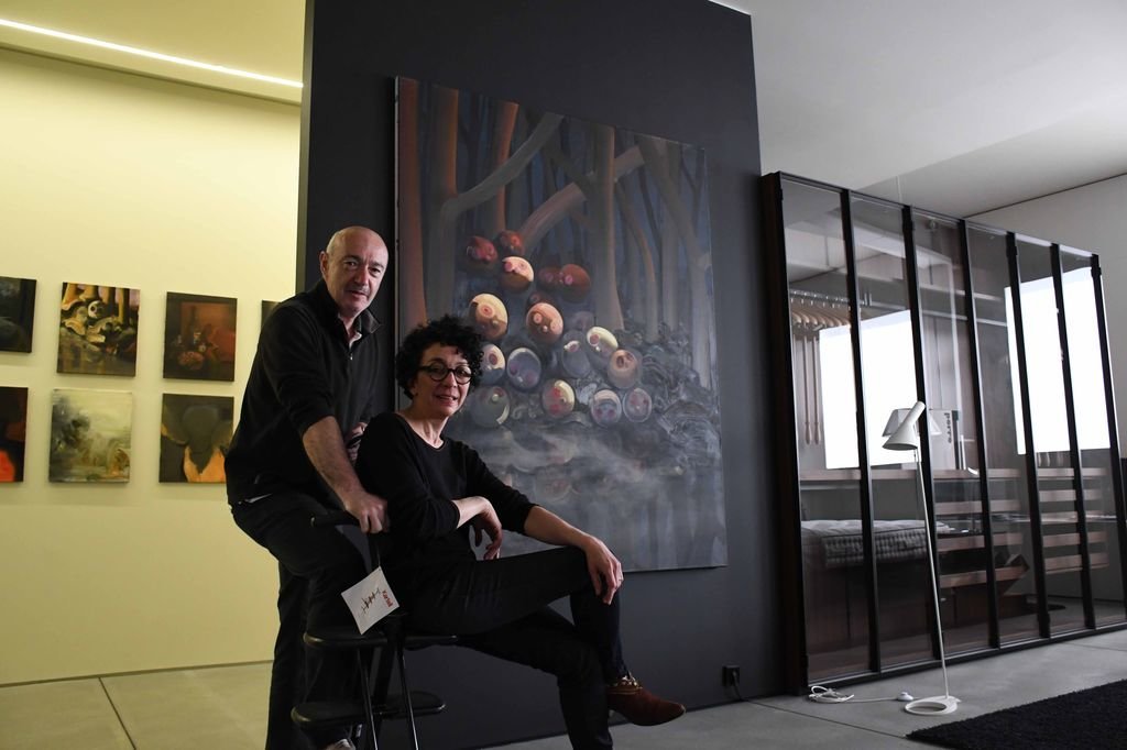 Ángel Cerviño, comisario y Rut Massó, artista, posan con la exposición que se inaugura mañana en STV Sirvent.