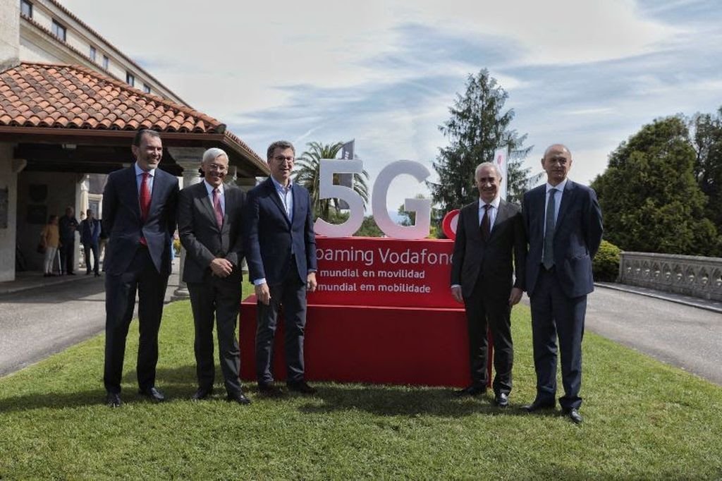 Feijóo (centro), junto a los responsables Vodafone y Ericsson y Alberto Souto (derecha), Secretario de Estado de Comunicaciones de Portugal.