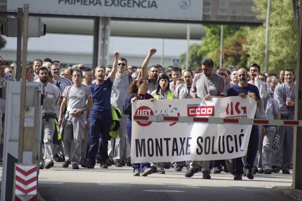 Los trabajadores salieron en manifestación por las inmediaciones de la fábrica para dar visibilidad al problema, la sobrecarga de trabajo.