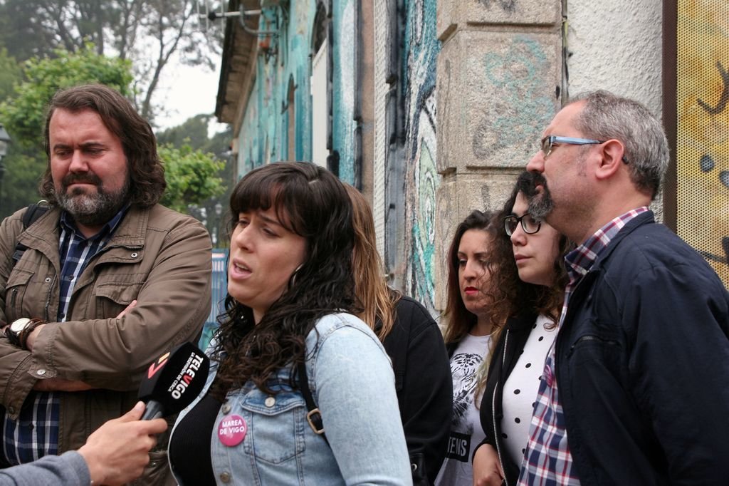 Rubén Pérez, coa deputada Paula Quinteiro e Xaquín Pastoriza, de Podemos, número 3 da lista.