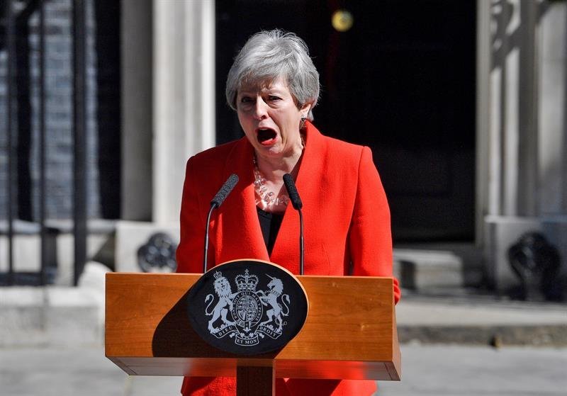 Theresa May se retira entre sollozos al anunciar su dimisión.