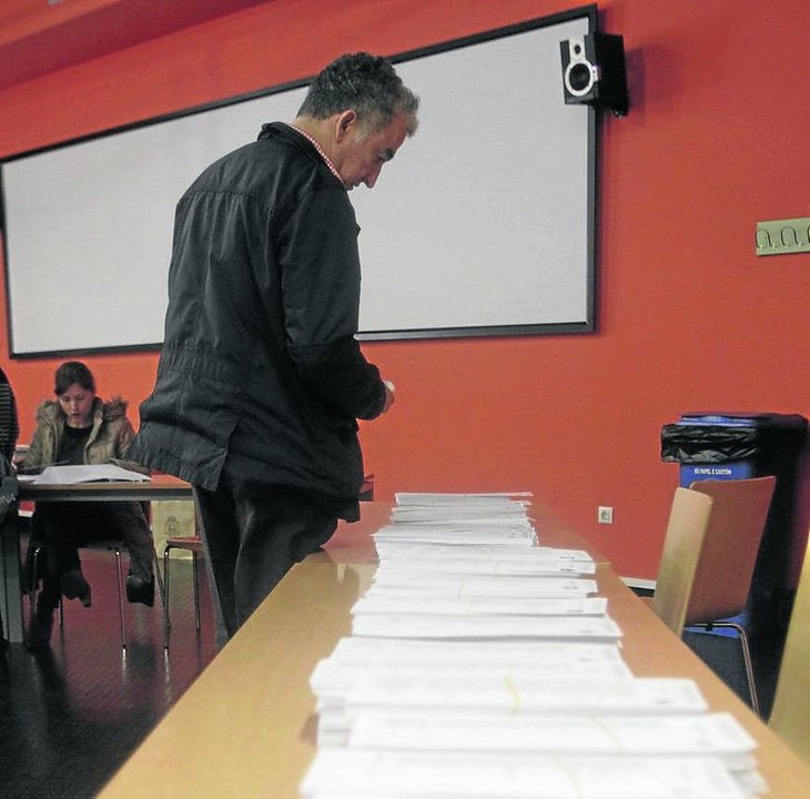 Un elector observa las listas en los comicios europeos de 2014.
