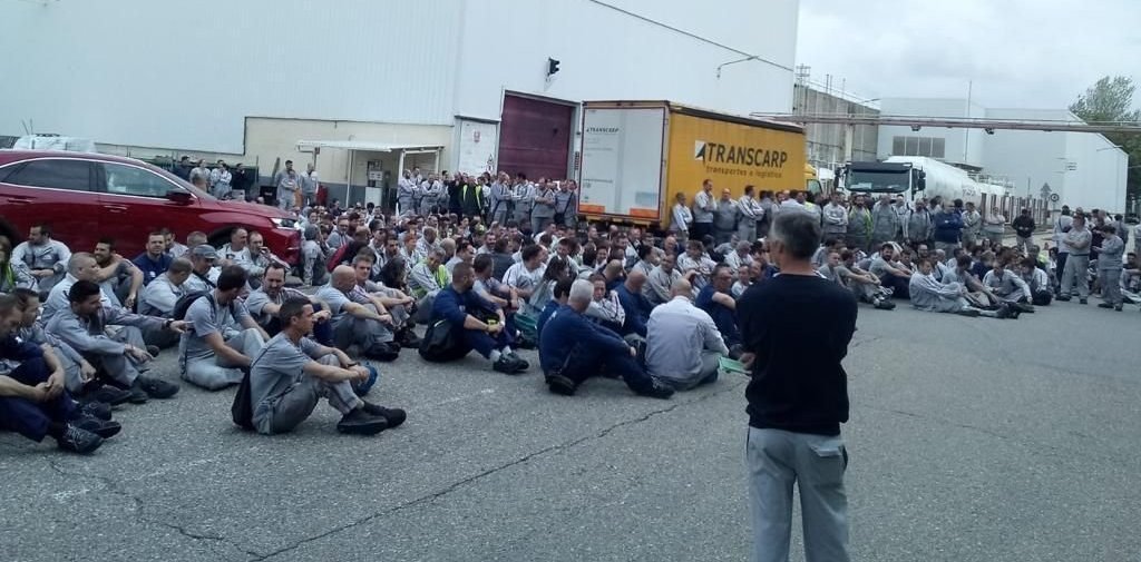 Sentada de protesta de algunos trabajadores de PSA Vigo