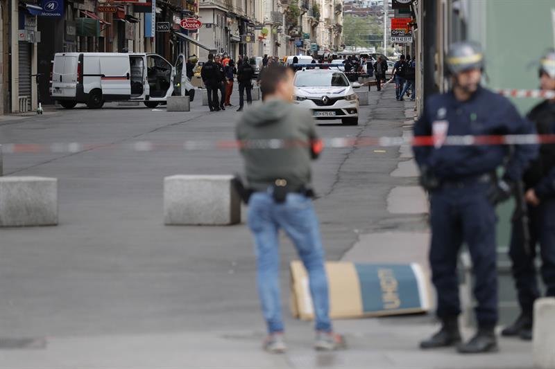 La Policía francesa busca al autor de la explosión en Lyon