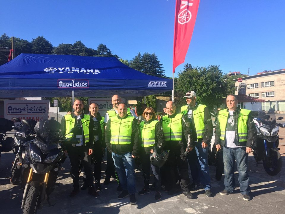 Los organizadores de la quedada de Yamaha Tracer esta mañana en la plaza del Concello de Vigo.