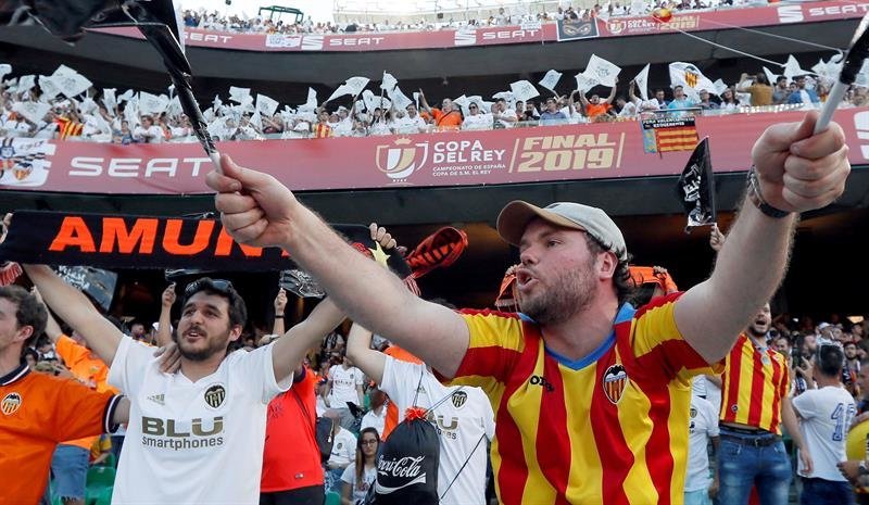Aficionados del Valencia CF animan a su equipo en las gradas del Estadio Benito Villamarín de Sevilla