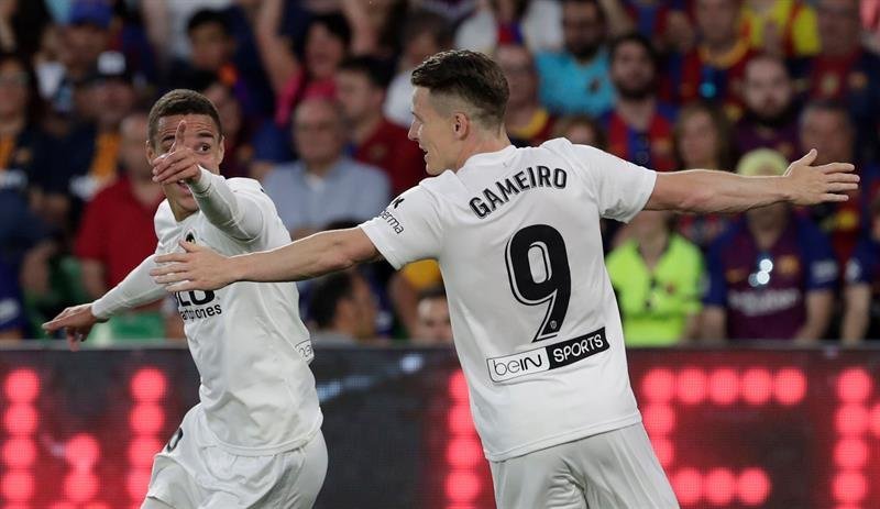 El delantero del Valencia CF, Rodrigo Moreno (i), celebra con su compañero el francés Kevin Gameiro, su gol marcado al FC Barcelona
